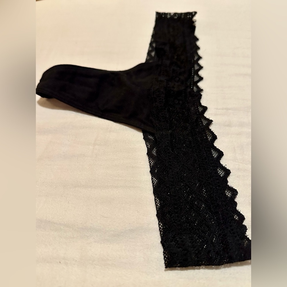 Victoria’s Secret Thong Size Medium 💥2/$15 or 3/$20💥